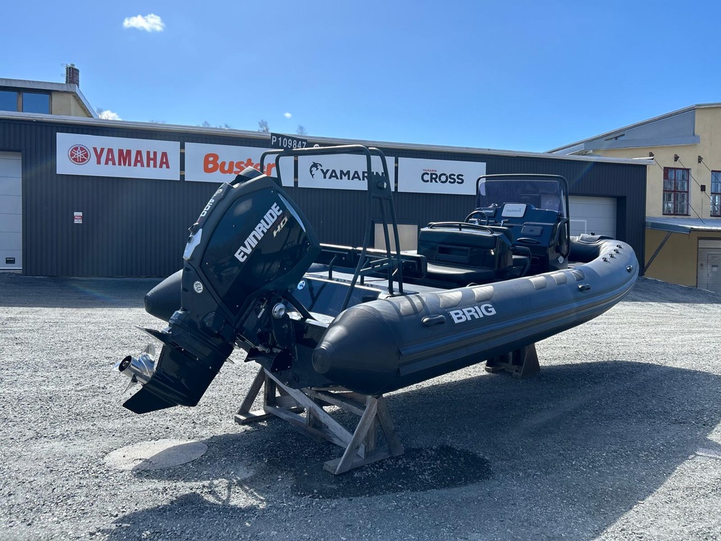 Brig Navigator 700 + Evinrude E-TEC 200