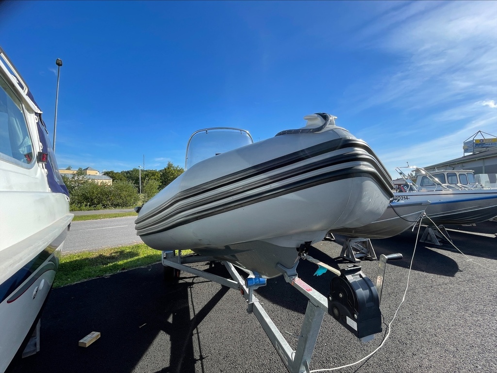 Zodiac PRO 650 + Yamaha 150 uusilla ponttooneilla